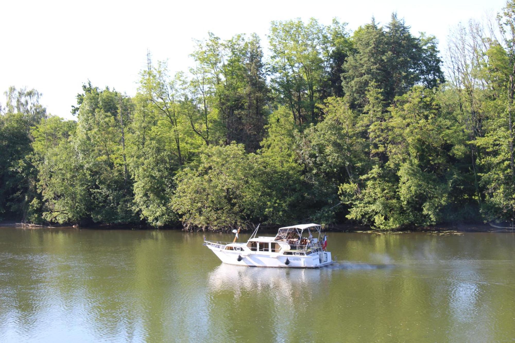 Laroche-Saint-Cydroine Calme Au Bord De L'Eau Bed & Breakfast エクステリア 写真